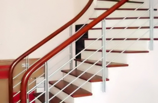 Cầu thang sắt Lập Là tay vịn gỗ X4